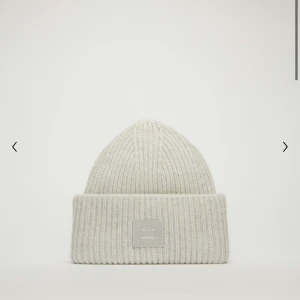 Acne mössa - Är intresserad av att byta min ljusgråa acne mössa mot en mörkblå. Har du en mörkblå med rosa märke eller med vanligt mörkblått märke får du gärna kontakta mig ☺️ den är självklart äkta och kvitto finns