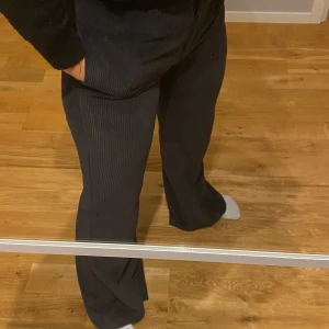 Svarta manchester kostymbyxor  - (Bild på min syrra) Svarta Manchester kostymbyxor från Zara i storlek S. Inte använda särskilt ofta. Frakt tillkommer