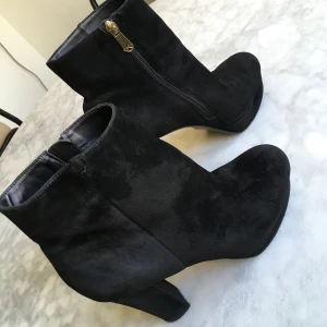 Kurt Geiger Carvela boots mocka  - Högklackade boots från Kurt Geiger Carvela i mocka. Använda två ggr, gott skick. 15 cm klack 