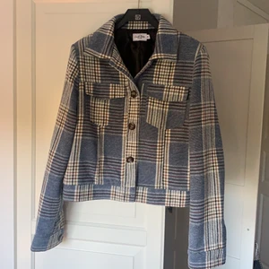 Nakd jacka  - Super fin jacka från NAKD, knappt använd. Kan mötas upp i Stockholm eller fakta men köpare står för frakt och jag står inte för postens slarv. 