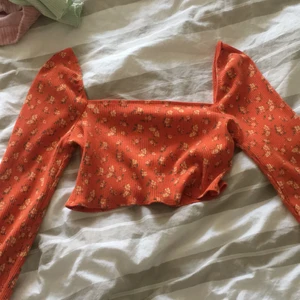 tröja från urban outfitters - croptop köpt på urban outfitters i barcelona. jättesöt men kommer aldrig till användning längre :)