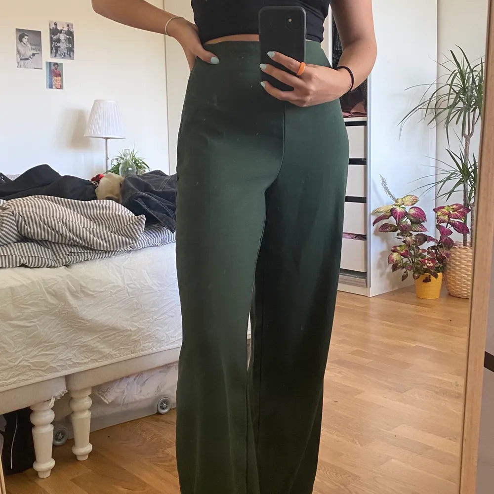 Säljer dessa mörkgröna kostymbyxor i storlek 34 från asos egna märke. Väldigt skönt material och sitter lite loose.          Skickas med spårbar post via DHL!. Jeans & Byxor.