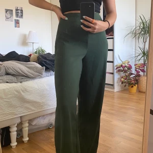 Mörkgröna kostymbyxor - Säljer dessa mörkgröna kostymbyxor i storlek 34 från asos egna märke. Väldigt skönt material och sitter lite loose.          Skickas med spårbar post via DHL!