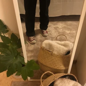 Converse - Säljer mina converse!! Dom är vinröda och använda ca 3 gånger. Buda från 200kr, säljer när ingen budat över på 24h. Frakt kostar ca 60kr💚💕🧡 Nuvarande bud 240kr!!!