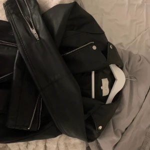 Skinnjacka  - Super fin skinn jacka köpt för några måndaresen men har aldirg fått andvädnign av den då jag har en annan liknade, super fint skick!☺️
