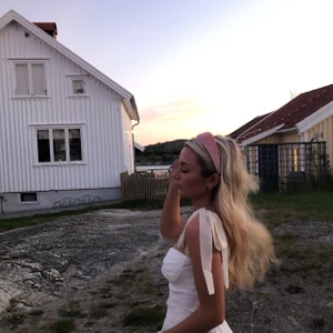 Snyggt linne - Linne med knyte, väldigt fint och vackert. Använt någon gång, så i fint skick. BUDA I KOMMENTARERNA🥳🥳