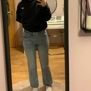 Gina tricot -  flare midrise jeans från Gina tricot i stl 40. Jeansen är endast använda en gång och är därmed i väldigt bra skick. Jeansen sitter lite korta på mig som gillar en oversize look. Jag är 168 cm & stl 38 till referens.