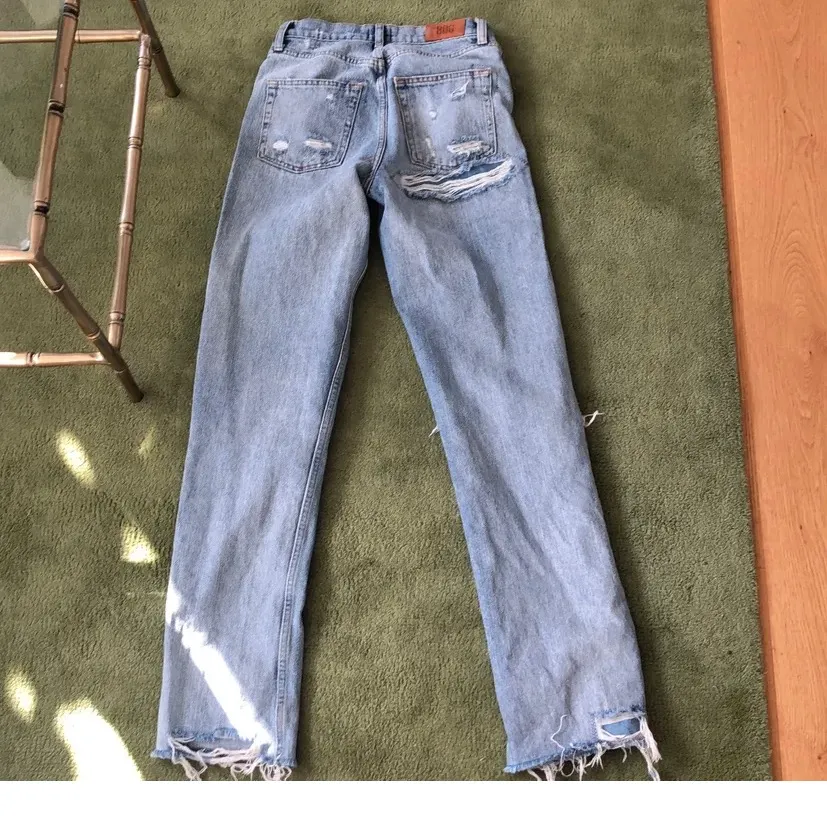 Säljer dessa jättesnygga jeansen från Urban Outfitters. Tyvärr är dom alldeles för små för mig men önska som passade då dom är långa i benen liksom lite pösigare modell. Supersnygga! Frakt betalar köparen. Jeans & Byxor.