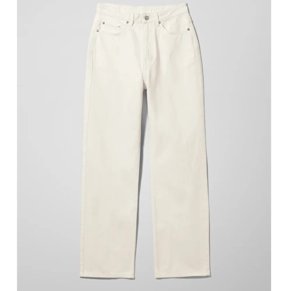 Säljer mina vita jeans från weekday då dom har blivit försmå :( Modellen rowe, white light, storlek 29/32! Jättefint skick. Priset kan diskutera vid snabbt köp! Köparen står för frakt <333. Jeans & Byxor.