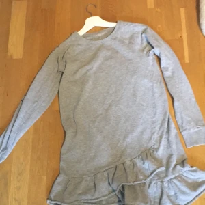 En klänning  - Klänning texts på armen 