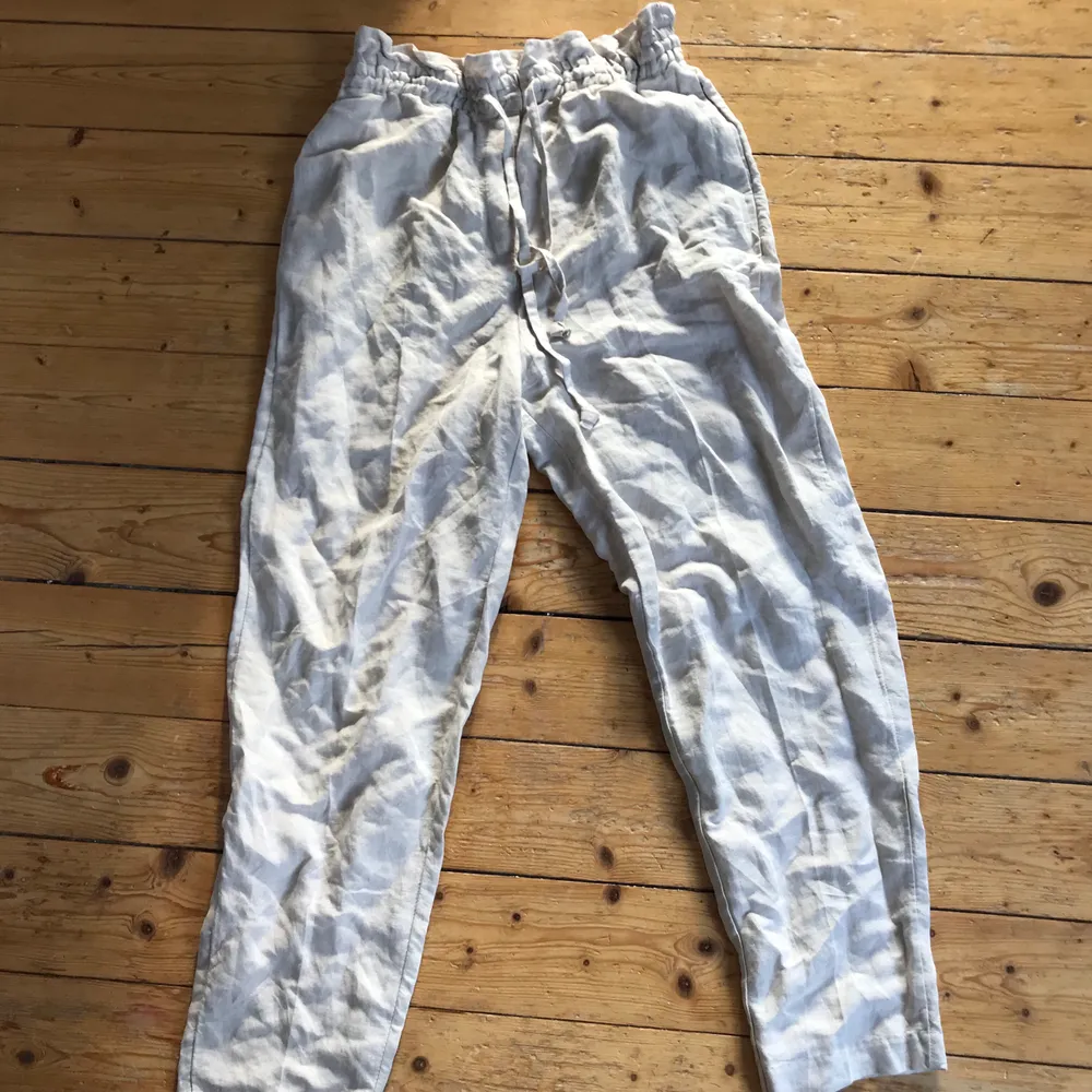 Super fina beige linne byxor ifrån hm som är helt oanvända (prislapp kvar) Möts antingen upp i Stockholm eller fraktar (köparen betalar frakt) ❤️ Hör gärna av er vid frågor osv. Jeans & Byxor.