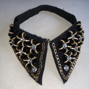 Krage - Snygg dekorativ krage som är lätt att sätta på som extra till klädslen.