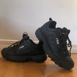 FILA DISRUPTOR II - Svarta fila skor i modellen disruptor ll. Frakt tillkommer