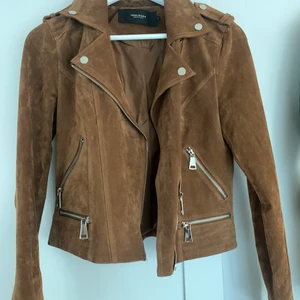 Mocka jacka från Vero Moda storlek S - Höstig mocka jacka i brun från Vero Moda i storlek S.Använt fåtal gånger som skicket är som nytt. Köpte den för 899kr säljer för 400kr kan tänka mig att gå ner i pris. 