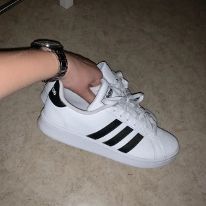Adidas skor - Helt oanvända adidas skor. Säljer vidare från en kompis som ångrade köpet lite försent✨