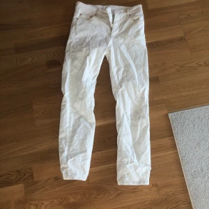 Vita byxor - Byxorna är lite bredare och sitter inte slim. Köpta på mango för ca 1 år sedan.