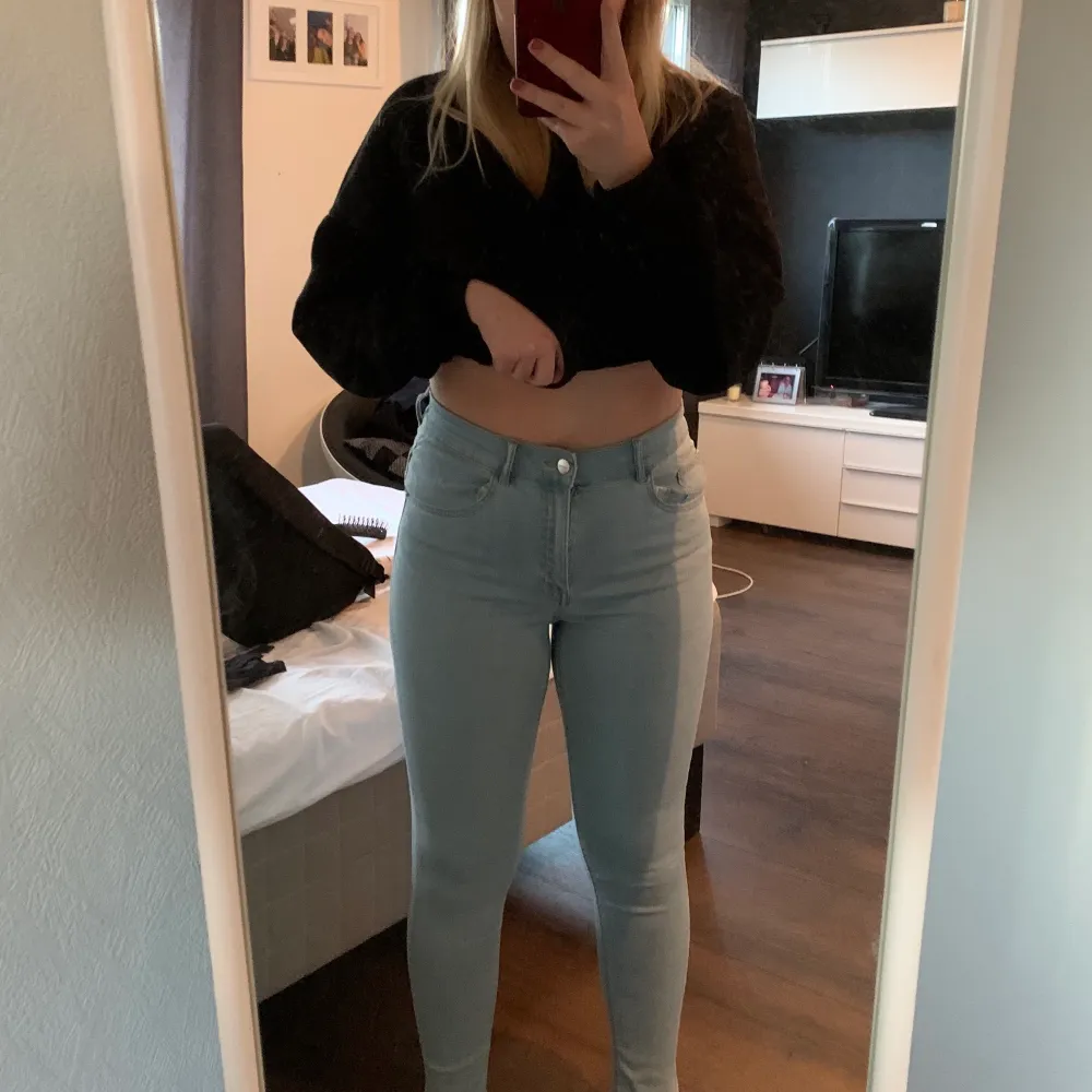 Ljusa högmidjade jeans från Gina Tricot i storlek M. Nypris var ca 350, helt oanvända pris: 200kr.. Jeans & Byxor.