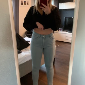Ljusa jeans - Ljusa högmidjade jeans från Gina Tricot i storlek M. Nypris var ca 350, helt oanvända pris: 200kr.