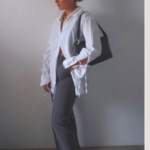 Top/skjorta - Säljer denna skjorta från NAKD , storlek S i Satin material. Supersnygg att knyta eller bara ha den som den är OBS första bilden lånad, satin material. 