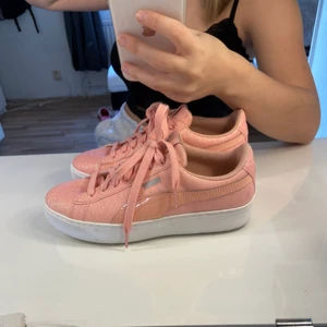 Rosa glittriga Pumaskor - Skorna är i storlek 39 och är använda ca en gång, dom är i väldigt fint skick och väldigt fina☺️, dom kommer dock inte till någon användning då dom är något för stora för mig:/. Nypriset var 529kr💞 köparen står för frakten :)