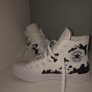 handmålade converse i cow print ! - intressekoll på egenmålade converse i komönster ! dma för mer info ☺️