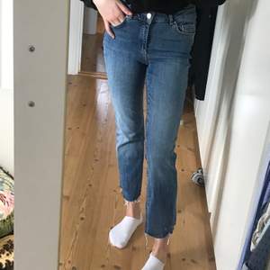 Jättefina och stretchiga jeans som tyvärr inte kommer till användning. Endast använda ett fåtal gånger då de inte rikigt är min stil. Frakt ingår inte i priset💕💕