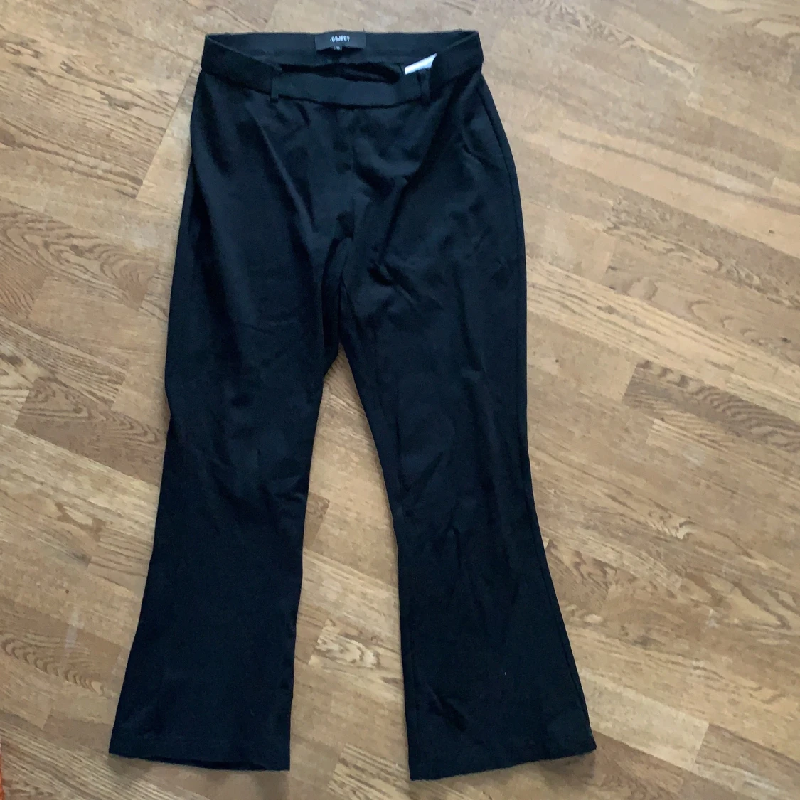 Object svarta flare byxor, kortare modell