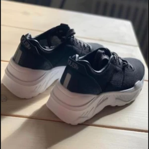 Chunky sneakers - Så fina sneakers köpta i Italien som tyvärr var för små för mig så de är aldrig använda utan endast testade. Storlek 37.