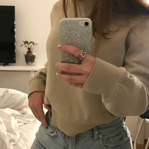Beige tröja  - En beige tröja ifrån hm, ingen luva och har mudd nertill, fin färg och skönt material, (fläcken är på spegeln) knappt använd dock en liten vit fläck på den som knappt syns, på alla plaggen står köparen för frakten, brukar vara runt 63 kr 