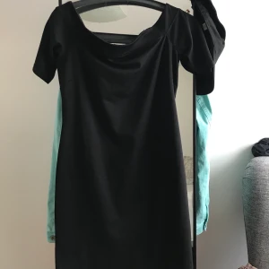 Offshoulder festklänning  - Endast använd en gång! Hade snören vid armarna som klipptes bort. Passar S/M. 