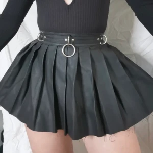 mini kjol - Mini kjol från dollskill, current mood, köpt här på plick så är bilder från förra ägaren då den är för liten för mig! kort och har en dragkedja där bak