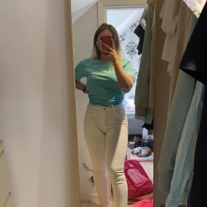 Vita Jeans Lager 157 - Säljer dessa jätte fina stretchiga jeansen från lager 157 i modellen snake, dom är uppsydda och som ni ser på sista bilden hur dom sitter på, jag är 158cm. Dom är i storleken M och högmidjade. Aldrig använda bara testade. Köparen står för frakten.