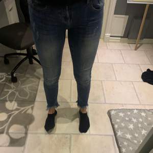 Jeans från oneteaspoon i storlek 24. Jag är 1,58 cm och då är dom perfekt i längd men egentligen är det ankelbyxor till längre människor. Låg midja och rätt mycket stretch i