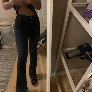 Mörblåa bootcut jeans - Går precis under naveln, bra längd för mig som är 160, se sista bilden för mer hur färgen är 🥰