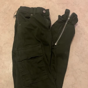 Dr Denim modellen denize  - Militärgröna byxor med fickor vid låren, endast använda en gång.  Storlek L men de är små i storleken så mer som en vanlig M 🌸