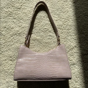 Lila sommar väska  - Har aldrig kommit till användning så lika bra att sälja, köpt för nån vecka sen!💕lägg gärna bud, skriv till mig privat för mer information.