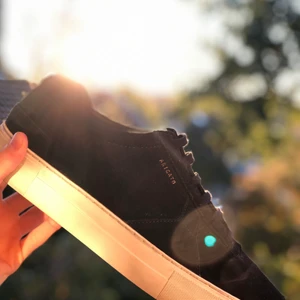 Axel Arigato Platform Sneaker / EU 44,5 - Bud i kommentarerna!! 💙 Höjning med minst 50 kr! Orginalpris: 1800 kr!! 💧Skorna är i mocka och har en plattformssula! ❄️ Skick: Som nya, använda tre gånger 🦋 Storlek: 44,5 🥶 Skolåda samt skopåse ingår! Frakt ingår ej i priset! 📨 