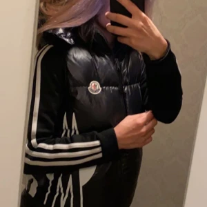 Moncler väst - Äkta monclerväst, nypris 6000kr. Pris kan diskuteras vid snabb affär 