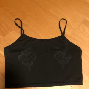 Linne med drak/ormtryck - Linne med tryck, storlek S men passar större med 