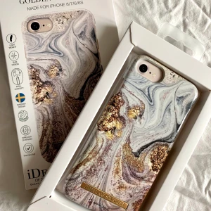 Ideal of Sweden - Säljer Hannalicious ”Golden Glamour” skal för iphone 7S eftersom den inte längre går att använda till min nya telefon! 🌸 Går även att använda med iphone 6, 6S, 7 & 8 ✨