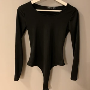 Body  - Svart ribbad body från Boohoo. Aldrig använd. Endast testad. 