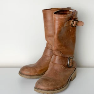 Bianco boots 37 - Snygga och rejäla bruna boots för hösten i äkta läder. Bra använt skick, men kan inte längre ha dem pga fotoperation. Sulan är i bra skick, lädret har vissa små märken men i bra skick.  Stl. 37 Märke: Bianco  Har Swish. Rökfritt & djurfritt hem. Hämtas i Skanstull eller skickas mot porto.