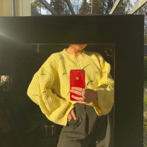 Gul stickad  - 🌼🌼🌼En härligt gul stickad tröja i storlek S. Sitter perfekt och så skön! Hör av er vid intresse!
