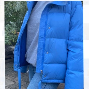 Dunjacka från arket - Hej! Säljer min supersnygga blåa dunjacka från arket i storlek 36! Inköpt för 1750 förra vintern men då jag har för många jackor måste jag sälja denna! Super skön och varm nu till vintern och färgen är magisk. Finns inte att få tag i vad jag vet 💫 buda i kommentarerna, startbud: 800 