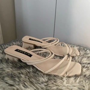 Taxklackar från SheIn storlek 37 - Ljusa taxklackar i storlek 37 från SheIn, enbart provade då jag har smala fötter och glömde skicka tillbaka dem! 