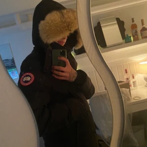 Canada Goose wyndham parka strl S - Tja, har en nästan helt ny Canada goose wyndham parka i storlek S, sitter som en M. ( canadas vinterjackor är lite större i storlekarna). Väldigt väldigt fin och tjock päls. Använt den försiktigt och max 10 gånger så ser väldigt ny ut och luktar ingenting. Kvitto medföljer givetvis