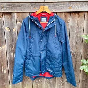 Race marine - Vindskydds jacka, till segling eller promenad/hike, det är en skandinavisk sportwear, den tål vatten, använd en gång och är 100% polyester, är i väldigt gott skick. (Disskution om att leverera)