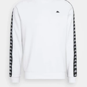 Kappa - En långärmad jätte fin kappa tröja som tyvärr inte kommer till användning längre. Den är liknande första bilden och är i bra skick bara lite slitning på kappa märket på bröstet! Står att det är storlek L men skulle säga M