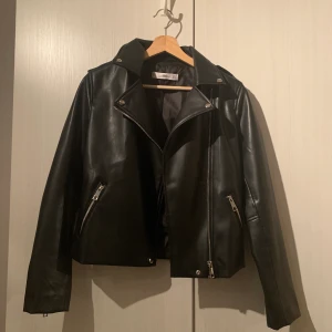 Mango skinnjacka  - Skinnjacka från Mango i fuskläder, mycket gott skick <3