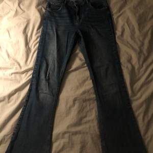 Blå bootcut jeans, midrise 